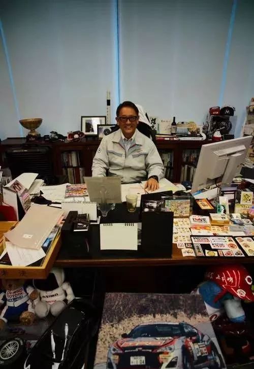丰田章男办公桌.jpeg 丰田章男办公桌.jpeg